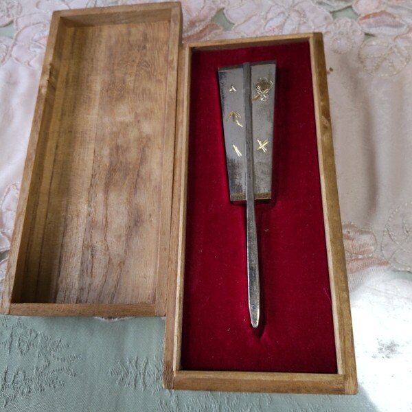 銀製 ボンボニエール 扇子形 彫金 松竹梅 扇香合 小物入れ 時代物 「銀製」刻印 11.2cm 木箱入り