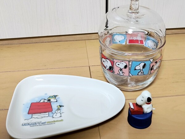 ☆PEANUTS スヌーピー☆ ガラス容器 リンゴ型 キャンディー入れ☆昭和レトロ☆ケンタッキー KFC 三角プレート☆ペットボトルキャップ☆