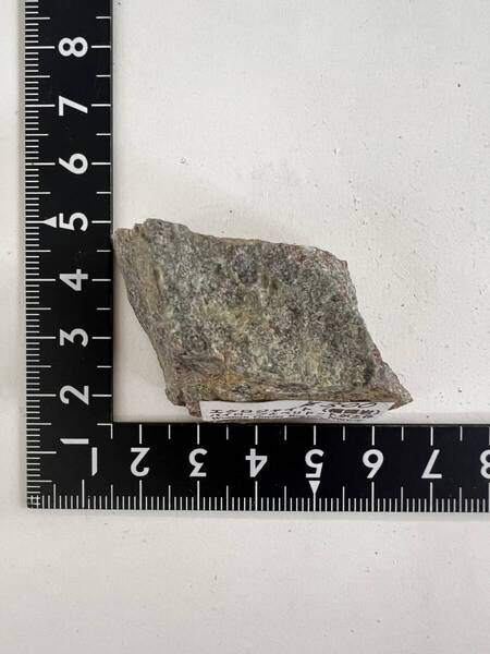 【E29851】ノルウェー産 地球深部の岩石 エクロジャイト 榴輝岩 天然石 鉱物 原石