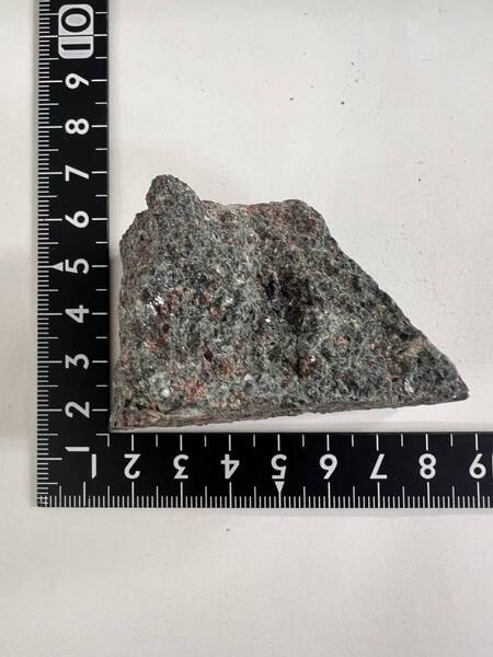 【E29848】ノルウェー産 地球深部の岩石 エクロジャイト 榴輝岩 天然石 鉱物 原石