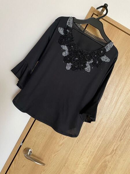 高島屋購入品!!!!これからの季節に如何ですか。黒ブラックカラーに立体的なモチーフに光るストーンがお洒落で素敵なカットソーです。