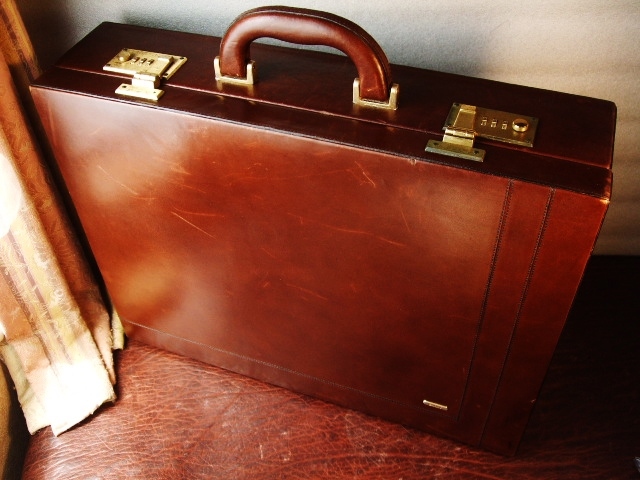 イタリア製 レザー アタッシュケース 高級 本革 鍵付き A4収納 ヴィンテージ イタリア製 レザー アタッシュケース 高級 本革 鍵付き A4収納
