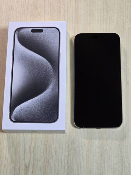 ★美品Apple iPhone15 Pro Max 256GB ホワイトチタニウム A3105 MU6Q3J/A バッテリ100% apple care有り★SIMフリー【送料無料】