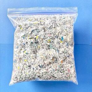 ■送料無料■シュレッダー済み 紙くず 雑紙 約300g 梱包 資材 ペット 自由研究 細かい ふわふわ 緩衝材 アート作品 雑草対策 掃除 工作など