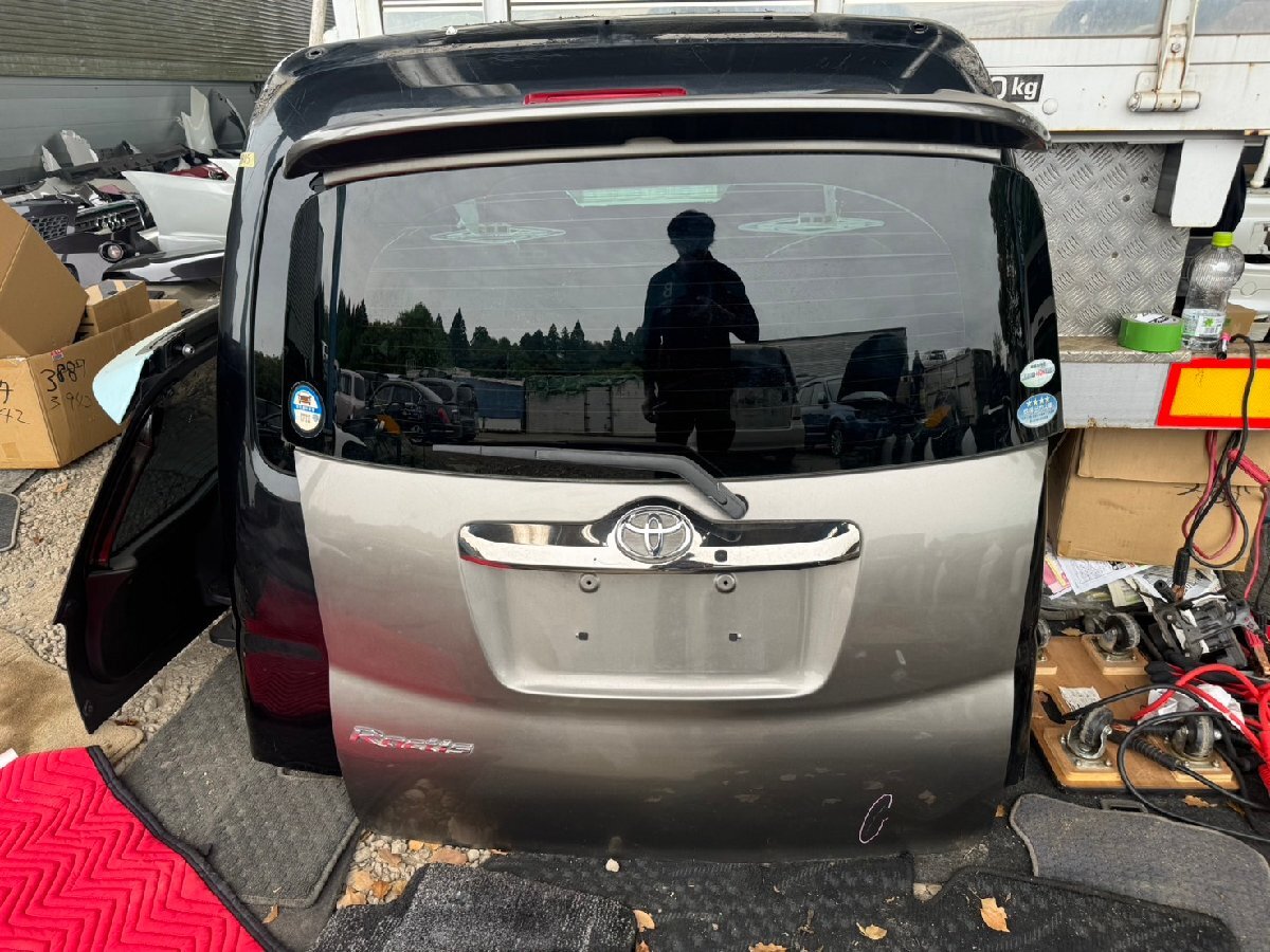 【棚T横】 ラクティス NCP100 NCP105 バックドア リアゲート　スポイラー付 H17年 ラクティス NCP100 バックドア リアゲート 黒 209 67005-52840