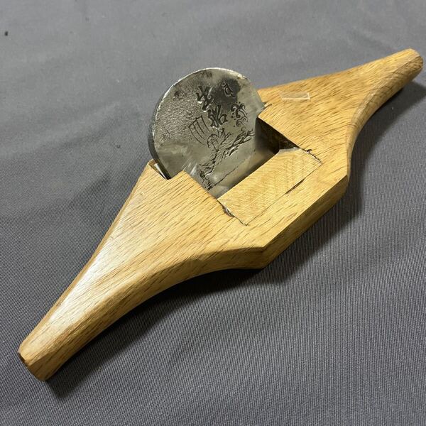 即決 出船 逆の反り台の南京鉋 65mm 即使用可 japanese plane woodwork №8751