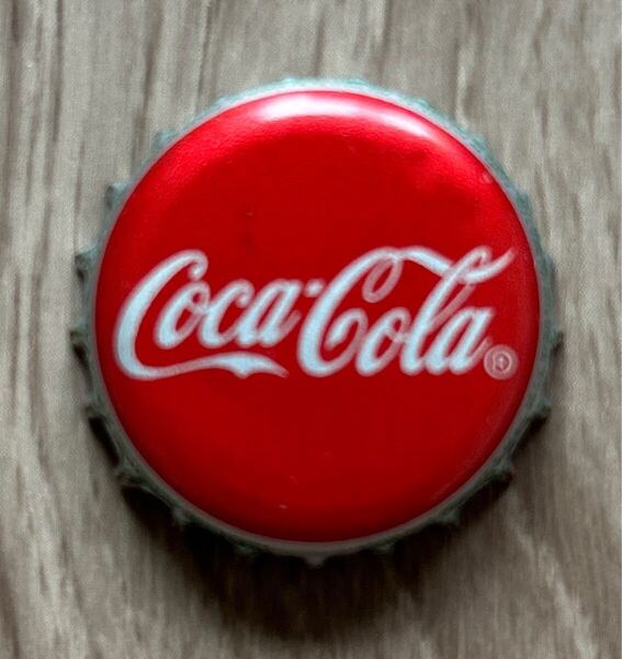 コカコーラ 王冠 蓋 フタ 海外 瓶 ビン Coca-Cola キャップ シンプル 赤色 レッド レア品 入手困難 グッズ コレクション ノベルティ コーク