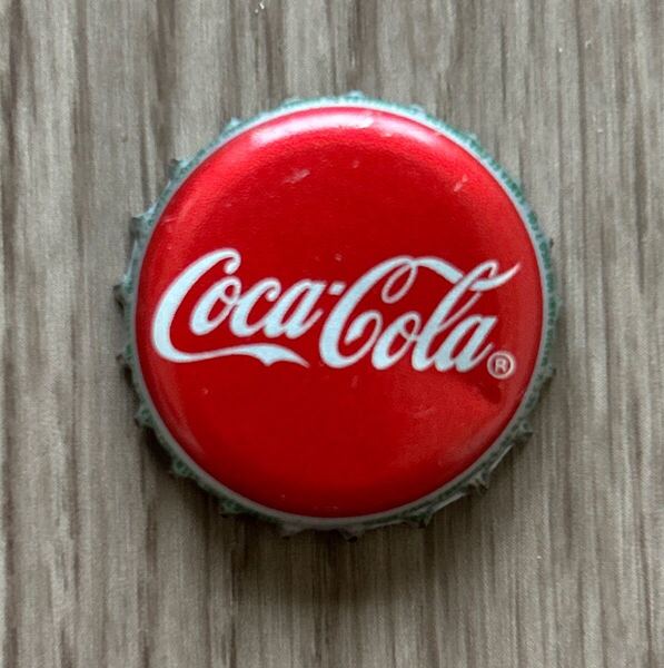 コカコーラ 王冠 蓋 フタ 海外 瓶 ビン Coca-Cola キャップ シンプル 赤色 レッド レア品 入手困難 グッズ コレクション ノベルティ コーク