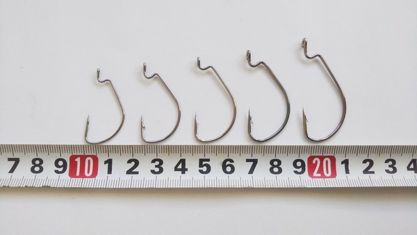 オフセットフック 50本セット ケース入り 5サイズ 10本ずつ バス釣り ブラックバス ロックフィッシュ 根魚 カサゴ ガシラ アコウ