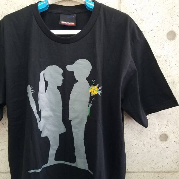 新品 おもしろTシャツ メンズ XLサイズ ブラック FAKE LOVE バンクシー パロディ ユニーク プリント 面白 Boy Meets Girl 送料無料
