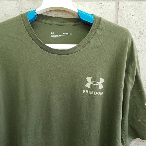 中古 アメリカ古着 UNDER ARMOR アンダーアーマー Tシャツ メンズ XL LL 2L カーキ色 バックプリント ビンテージ カジュアルブランド品