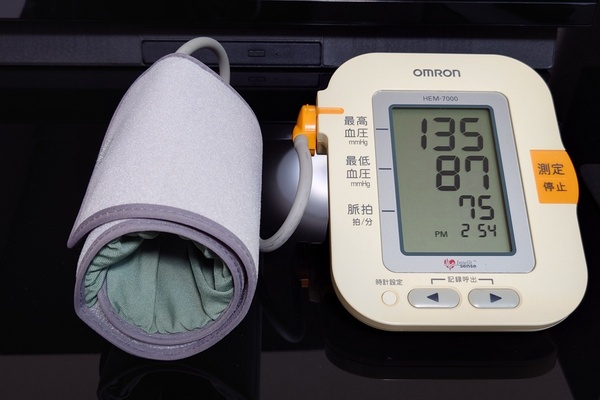 美品 OMRON オムロン 上腕式血圧計 デジタル自動血圧計 HEM-7000 動作品 送料込