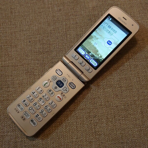 F-02J docomo ゴールド