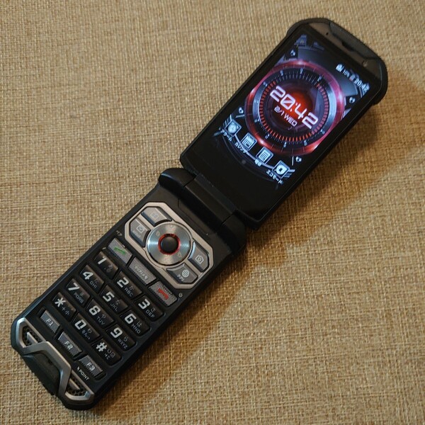 美品 KYF33 TORQUE X01 シルバー au