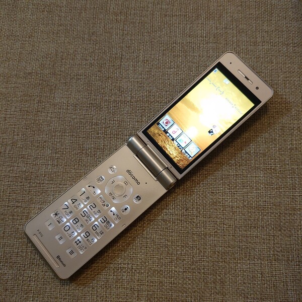 キズ無美品 P-01G docomo サブ、メイン画面に購入時のフィルム貼ったまま ゴールド