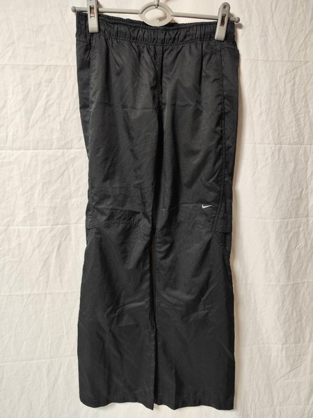 NIKE ナイロンパンツ 黒 ジャージ 裾ジップ レディース S