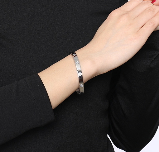 再入荷!ラブブレス型バングル ブレスレット シルバー◆czダイヤモンド