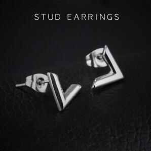 シンプルでゴージャス◆ハイブランド大流行V字 スタッドピアス シルバー925色