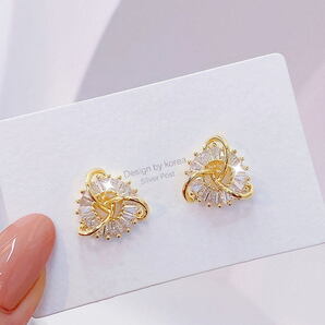 一点投入で華やか!AAAジルコニア★フラワー型ゴールド韓流ピアス k18メッキ