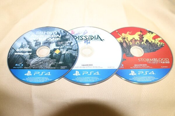 PS4 CALL OF DUTY MODERNWARFARE + DISSIDIA + STPORMBLOOD 3ソフト【ケースなし】