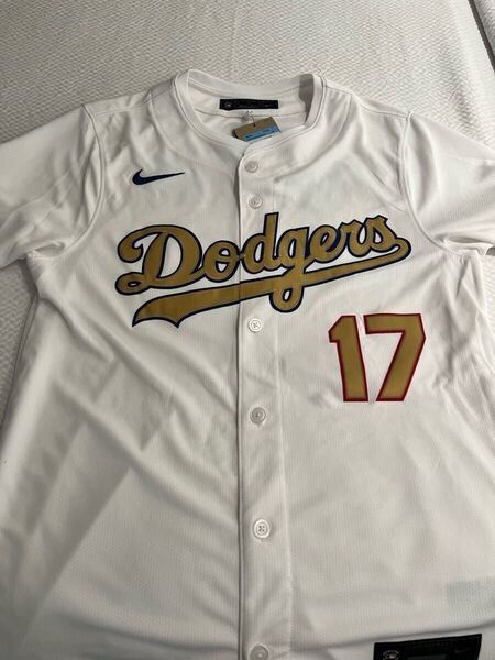 ロサンゼルス・ドジャースの大谷翔平選手のユニフォーム、背番号17、2024年ワールドシリーズチャンピオン記念ロゴ付き。