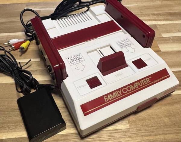 AVファミコン前期型(縦縞対策・ステッカー3種類交換済)AVケーブル・薄型互換ACアダプタ付き