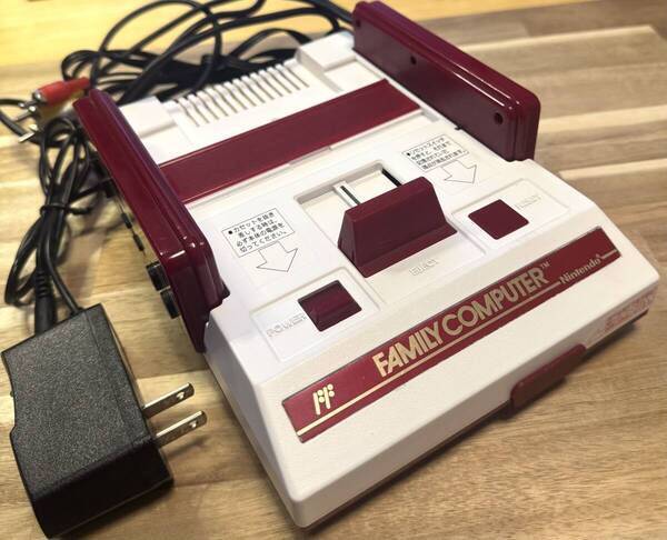 AVファミコン後期型(縦縞対策・ステッカー3種類交換済)AVケーブル・薄型互換ACアダプタ付き
