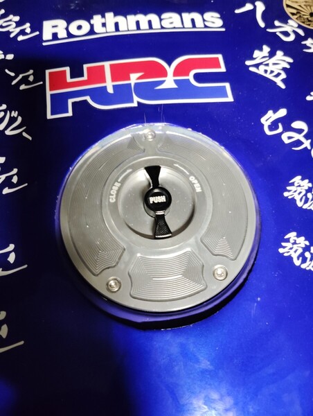 CBR250RR MC22用アルミ タンクキャップ 送料無料! 黒銀 検索用 CBR1000RR NSR250R CBR600RR CB400SF VTR1000 CB1300 CB1000等に!