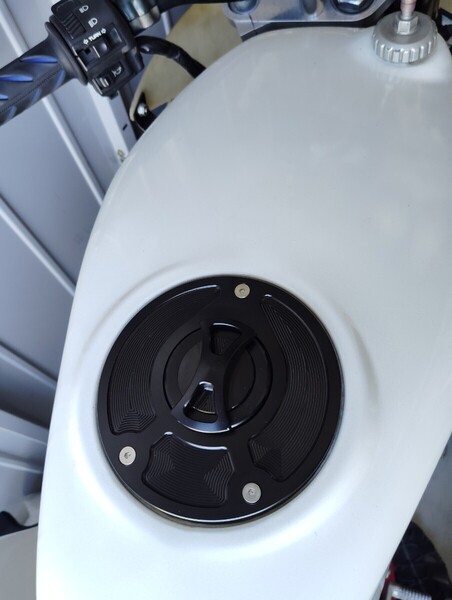NSR50 NSF100 アルミ タンクキャップ 送料無料!ブラック 検索用 CBR1000RR NSR250R CBR600RR CB400SF VTR1000 CB1300 CB1000等に!