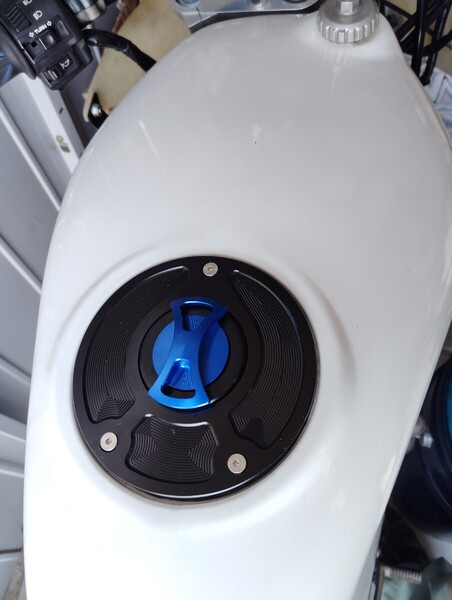 NSR50 NSF100 アルミ タンクキャップ 送料無料! ブルー ブラック 検索用 CBR1000RR NSR250R CBR600RR CB400SF VTR1000 CB1300 CB1000