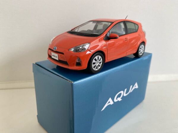 ★送料込み★トヨタ アクア ミニカー 1/30 シトラスオレンジマイカメタリック 4V7 カラーサンプル 色見本 非売品 NHP10 TOYOTA 初代 AQUA