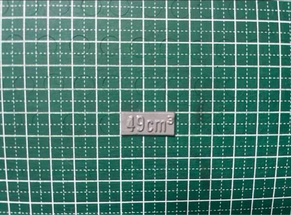 ①送料無料 排気量刻印プレート49cc 49cm3 原付 スーパーカブモンキーゴリラダックスシャリー マグナ50JAZZ 50cc