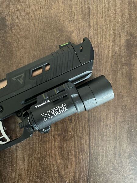 新品SUREFIRE X300 ULTRAタイプLEDウェポンライト レプリカ
