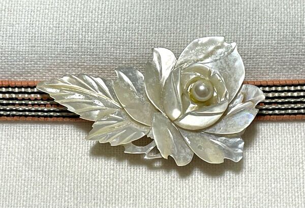 NO.1587 帯留め 天然貝 花(薔薇)の彫刻 パール付き シェル 白蝶貝 リメイク品(帯留 帯飾り 和装小物)ハンドメイド品