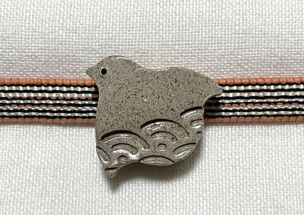 NO.2001 帯留め 千鳥 青海波 陶器 リメイク品(帯留 帯飾り 和装小物)ハンドメイド品