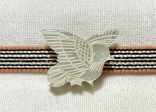 NO.2047 帯留め シェル 天然貝 白蝶貝 夜光貝 鳥 リメイク品(帯留 帯飾り 和装小物)ハンドメイド品