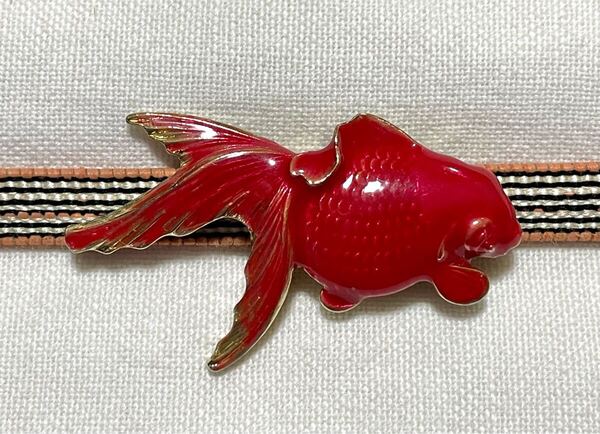 NO.1991 帯留め ふりふ FURIFU 金魚ジュリー レッド 魚(帯留 帯飾り 和装小物)