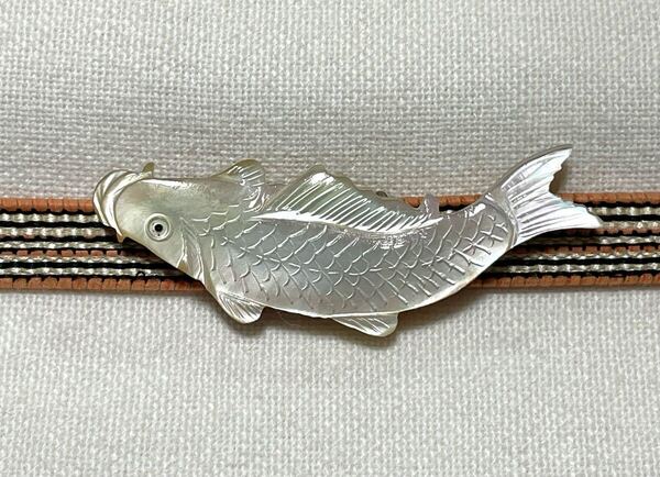 NO.1926 帯留め シェル 天然貝 白蝶貝 鯉 魚 三分紐用(帯留 帯飾り 和装小物)