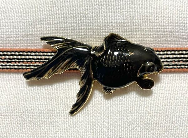 NO.1995 帯留め ふりふ FURIFU 金魚ジュリー ブラック 魚(帯留 帯飾り 和装小物)