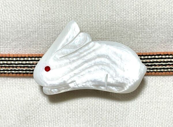 NO.2033 帯留め シェル 天然貝 白蝶貝 兎 白うさぎ リメイク品(帯留 帯飾り 和装小物)ハンドメイド品