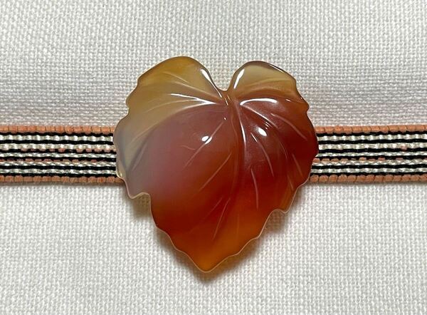 NO.2015 帯留め 蔦の葉 葉っぱ 天然石 瑪瑙 リメイク品(帯留 帯飾り 和装小物)ハンドメイド品