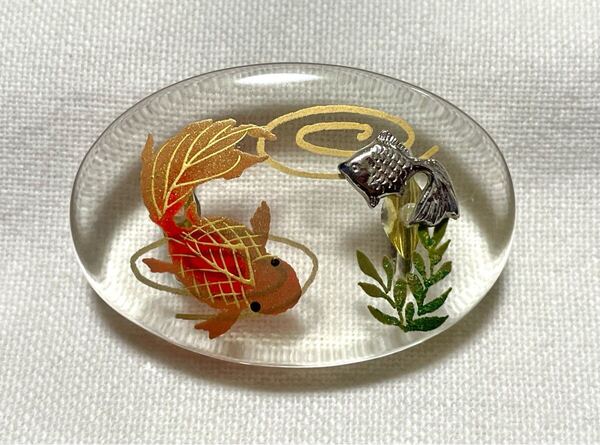 NO.1996 帯留め 流水に金魚 魚 透明 クリア(帯留 帯飾り 和装小物)