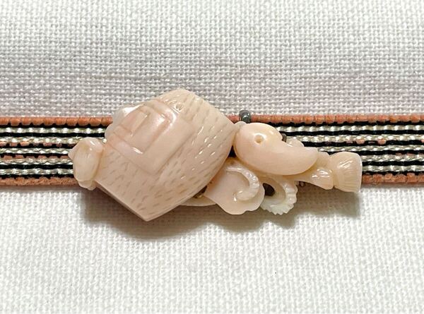 NO.1959 帯留め 珊瑚 打ち出の小槌に勾玉 三分紐用(帯留 帯飾り 和装小物)