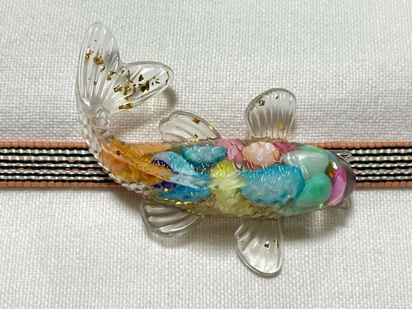 NO.708 帯留め カラフルな魚 鯉 金箔入り リメイク品(帯留 帯飾り 和装小物)ハンドメイド品
