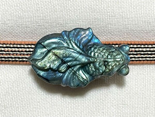 NO.1189 帯留め 金魚 魚 天然石 ラブラドライト リメイク品(帯留 帯飾り 和装小物)ハンドメイド品