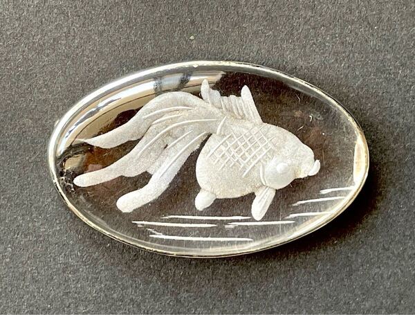 NO.1998 帯留め 金魚 魚 水晶?ガラス?インタリオ 裏彫り(帯留 帯飾り 和装小物)