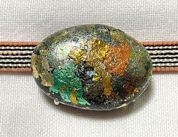 NO.2034 帯留め 石 金箔 リメイク品(帯留 帯飾り 和装小物)ハンドメイド品