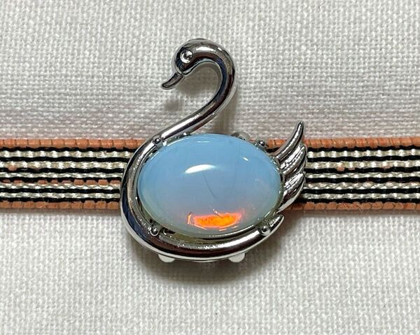NO.2006 帯留め スワン 白鳥 天然石 リメイク品(帯留 帯飾り 和装小物)ハンドメイド品
