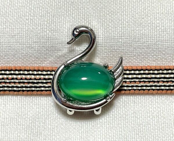 NO.2004 帯留め スワン 白鳥 天然石 リメイク品(帯留 帯飾り 和装小物)ハンドメイド品