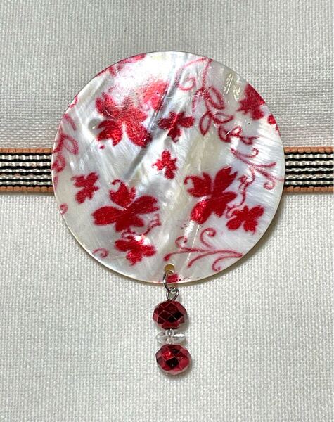 NO.131 帯留め 花 貝細工 シェル ゆらゆら揺れるビーズ付き リメイク品(帯留 帯飾り 和装小物)ハンドメイド品